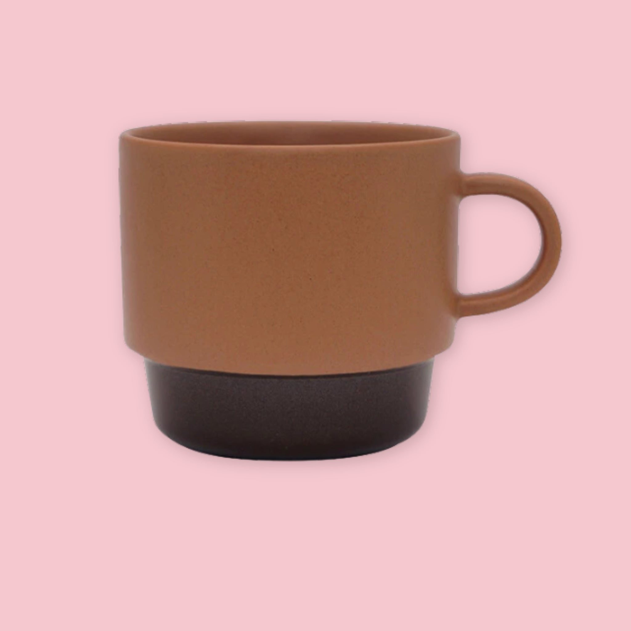 El Commun mug in cocoa brown with dark brown base on a pink background