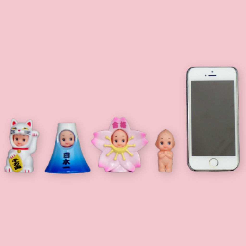 Obitsu Kewpie dolls in Japanese-themed costumes shown beside a smartphone for size comparison.